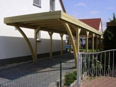 Einzelcarport Akzent mit Holzblende und großen Bögen