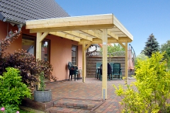 Terrassenüberdachung Classic mit Holzblende und transparenter Dacheindeckung